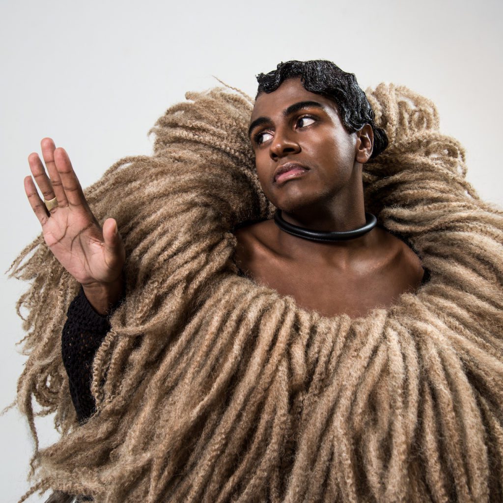 Rico Dalasam mostra sua força e talento através de sua música, que narra suas lutas pessoais como um homem negro, gay e afeminado.