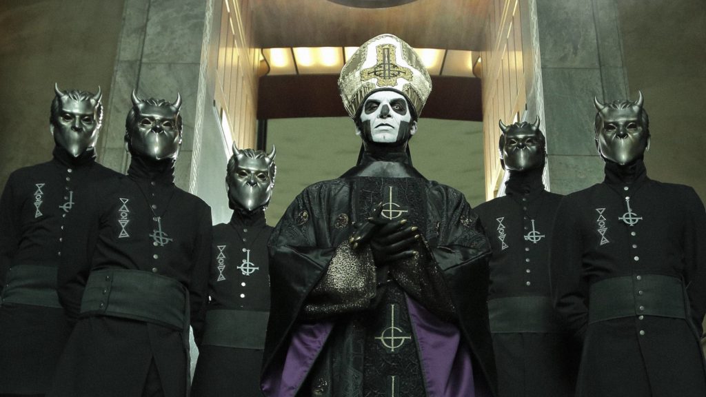 Ghost é uma banda de Metal que foge do comum ao entregar aos fãs sua música melódica e uma narrativa construída na complexidade e alter-egos.