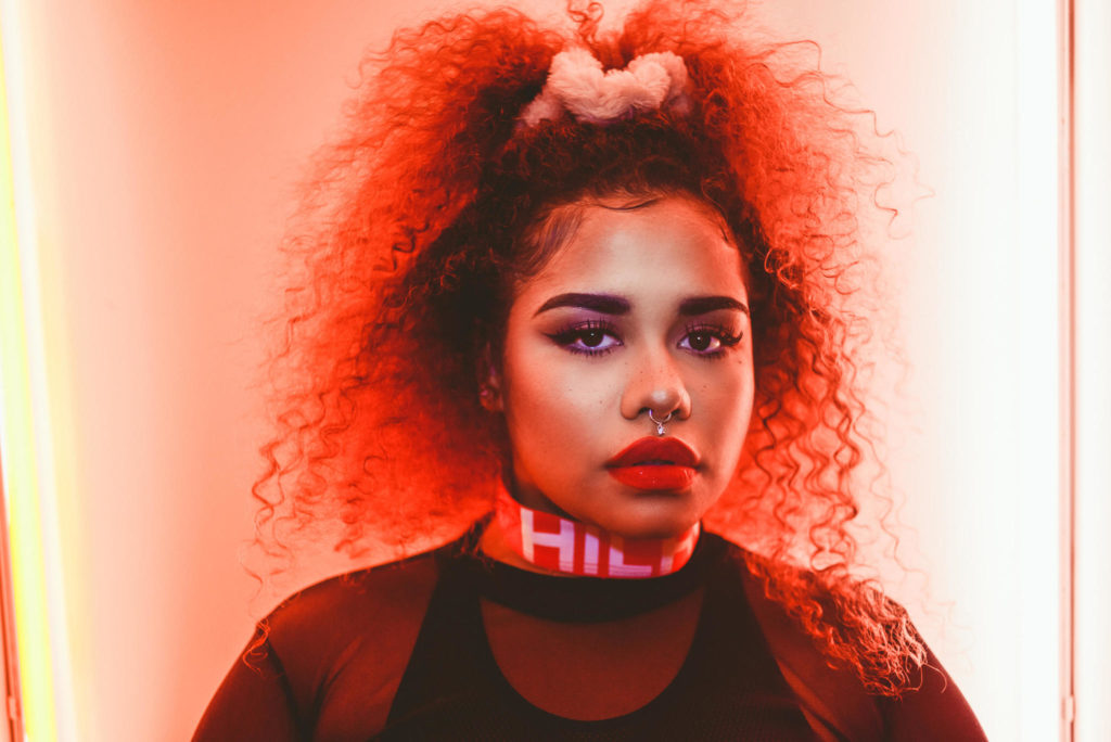Kaiit é uma artista australiana, tendo lançado seu primeiro EP em 2018 — e com talento suficiente para chamar atenção.